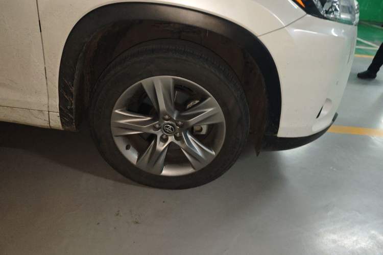 Used Toyota Highlander 2018 2.0T Four-Wheel Drive Luxury Version 7 Seats China VI Standard Right Front Wheel Hub