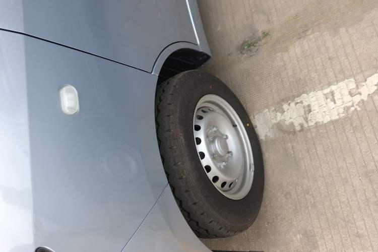 Used Wuling Yangguang 2024 300KM Comfort Version Passenger Van 75kW Exterior 4