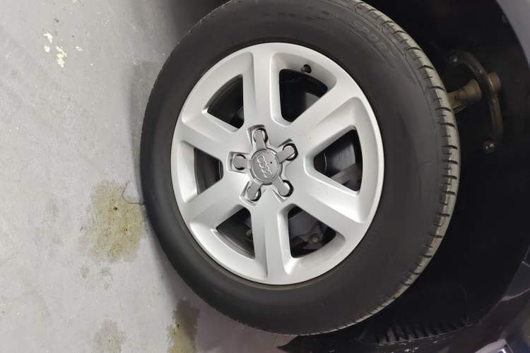 Used Audi Q7  Right Front Wheel Hub