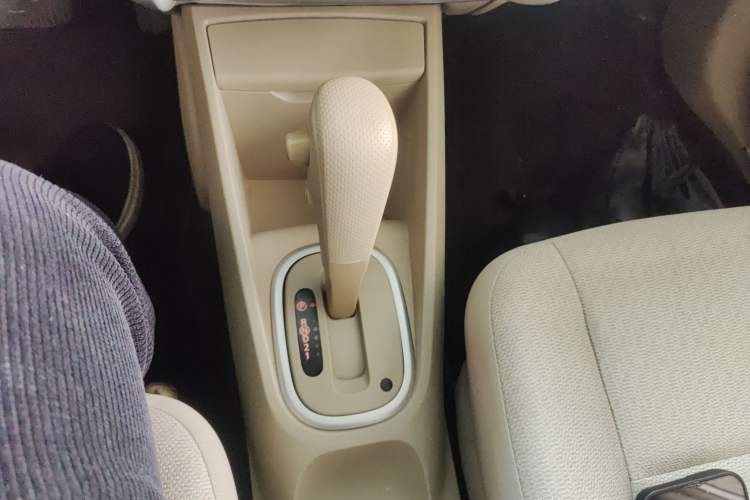 Used Venucia D50 2013 1.6L Automatic Fashion Edition Gear Lever