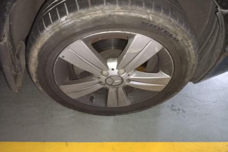 Used Mercedes-Benz Viano 2012 2.5L Hospitality Edition Right Front Wheel Hub