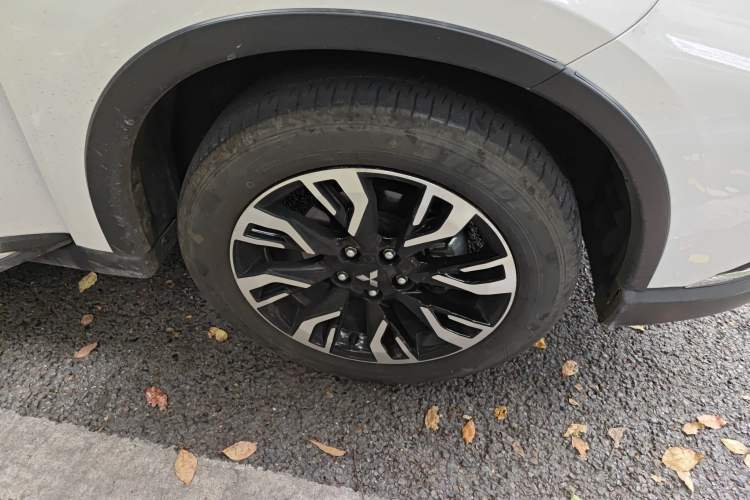 Used Mitsubishi Outlander 2020 2.4L 4x4 Zhi Xiang Edition 5 Seats Right Front Wheel Hub