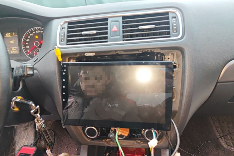 Used Volkswagen Sagitar 2012 1.4TSI Automatic Fashion Edition Audio And AC Panel