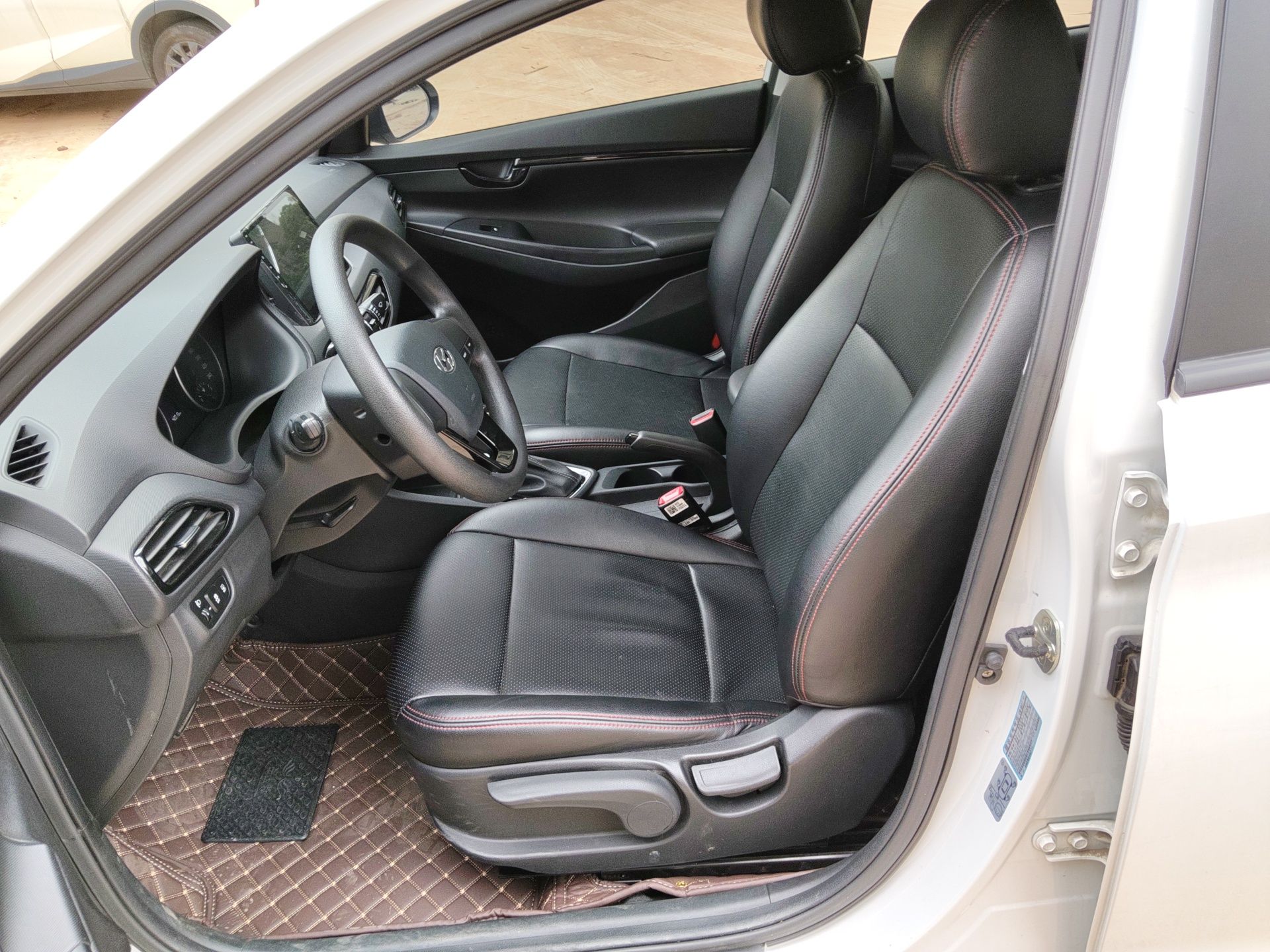 Переднее сиденье в автомобиле