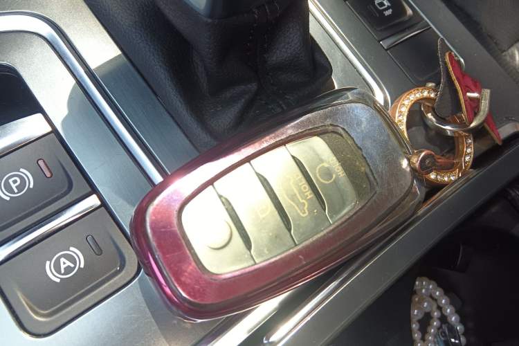 Used Hongqi H5 2022 Classic Model 1.8T Automatic Smart Connect Flagship Edition Vehicle Key