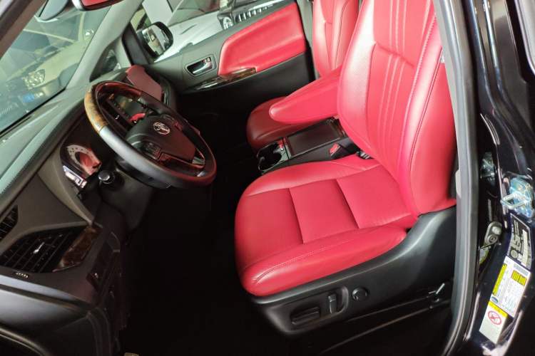 Used Toyota Sienna 2018 3.5L Two-Wheel Drive SE U.S. Specification
