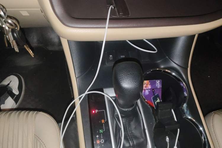 Used Toyota Highlander 2018 2.0T Two-Wheel Drive Elite Edition 5 Seats Emission Standard China V Gear Lever