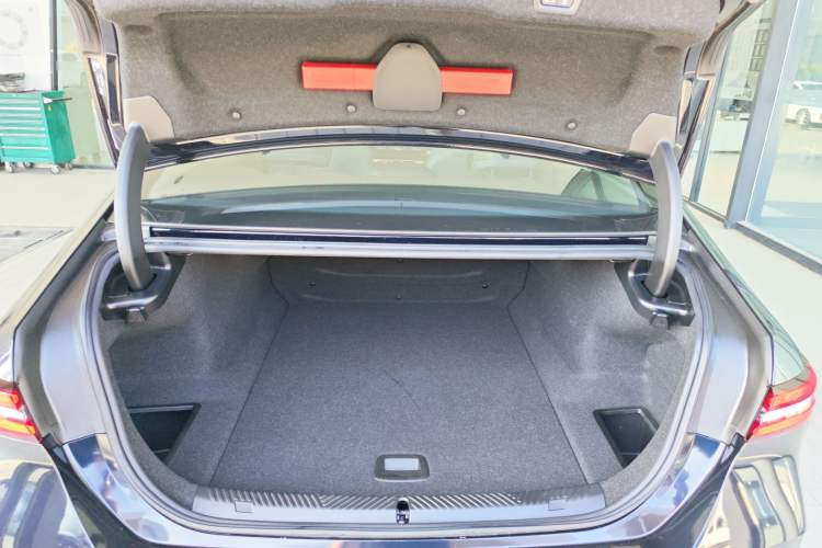 Used BMW i5 2024 eDrive 35L Prestige Luxury Package Trunk