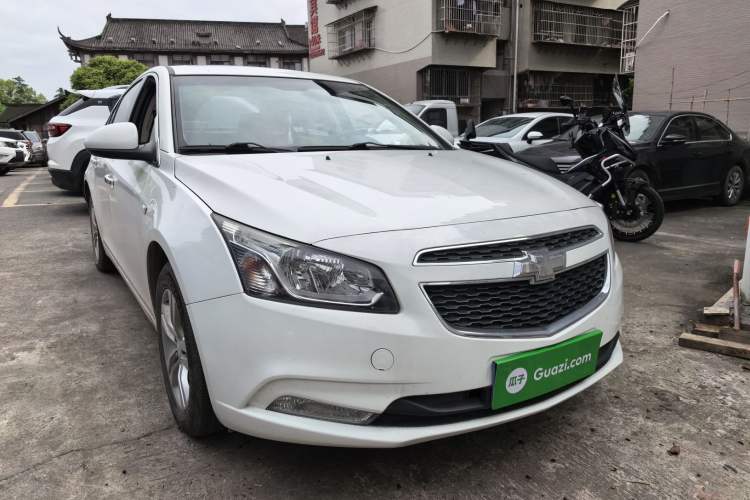 Used Chevrolet Cruze 2015 1.5L Classic SE AT Front Right 45 Deg