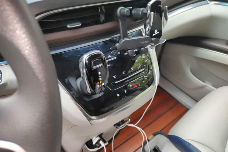 Used Buick GL8 2023 Land Executive Class Comfort Model
