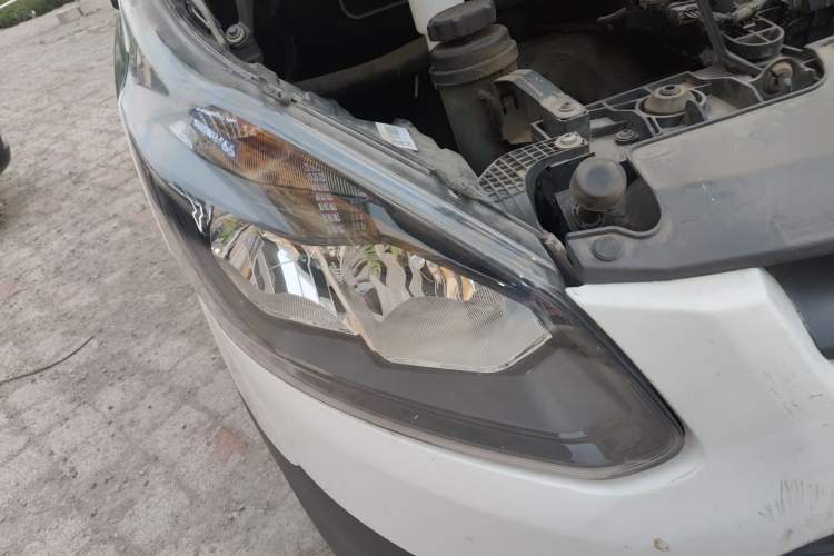 Used Ford Transit 2019 2.0T Diesel Multi-Purpose Commercial Vehicle Short Wheelbase Low Roof 6-Seater China VI Standard Right Front Headlight