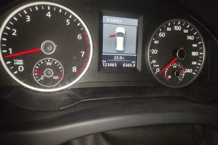 Used Volkswagen Tiguan 2013 1.8 TSI Automatic All-Wheel Drive Luxury Model Odometer Close Up