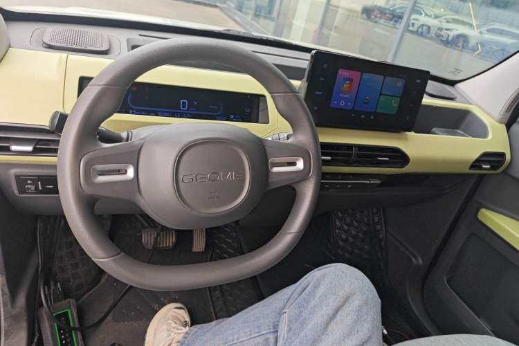 Used Geely Galaxy Panda 2023 Panda Mini 200km Endurance Bear Center Console