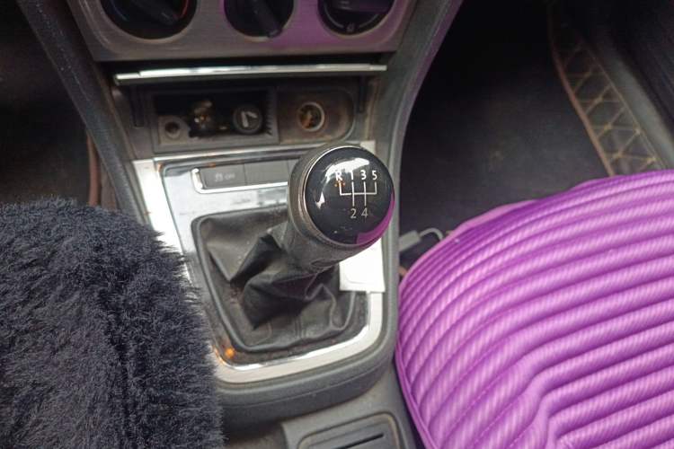 Used Volkswagen Lavida 2013 Revised Version 1.4 TSI Manual Comfort Edition Gear Lever