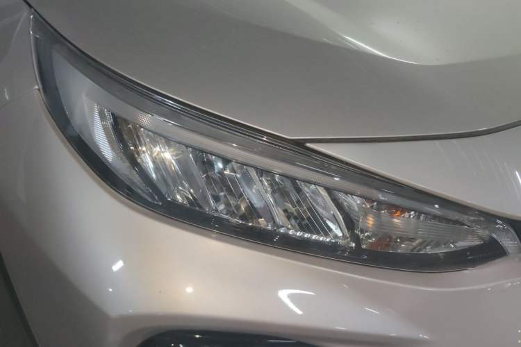 Used Toyota Wildlander 2020 2.0L CVT Two-Wheel Drive Luxury Edition Right Front Headlight