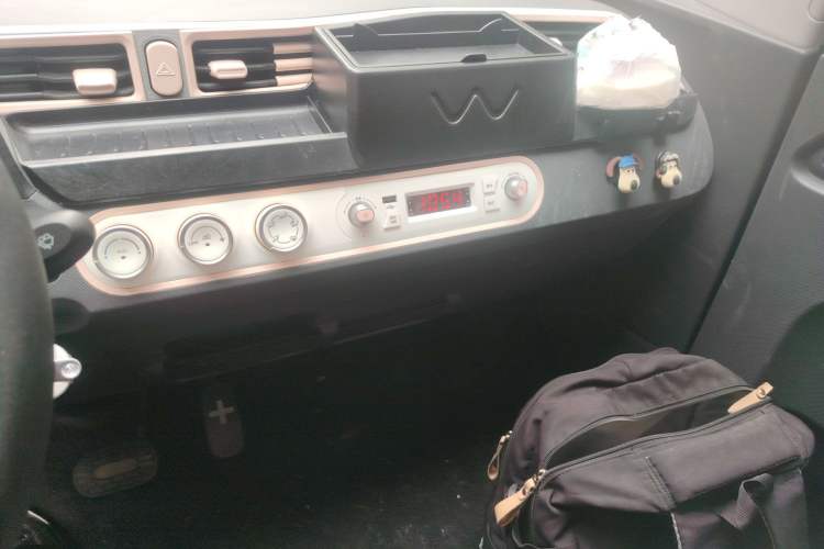 Used Wuling Hongguang MINIEV 2022 Macaron Premium Model – Lithium Iron Phosphate Audio And AC Panel