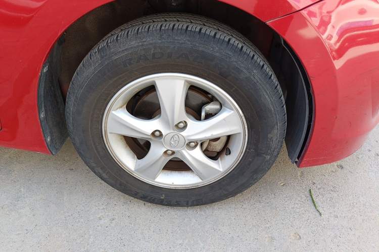 Used Hyundai Verna (older generation) 2014 1.4L Automatic Leading-Edge GLX Right Front Wheel Hub