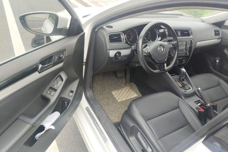 Used Volkswagen Sagitar 2017 1.6L Automatic Comfort Model
