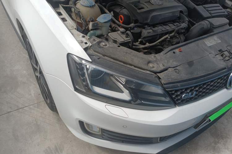 Used Volkswagen Sagitar 2013 2.0 TSI GLI Right Front Headlight