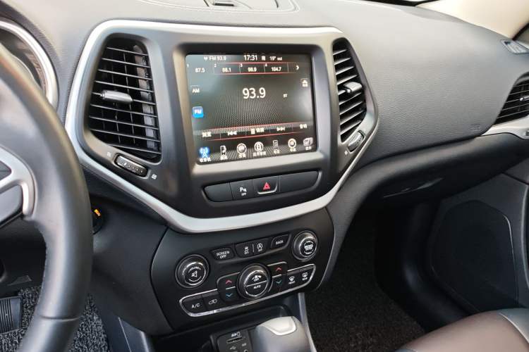 Used Jeep Cherokee 2016 2.4L Professional Smart Version
