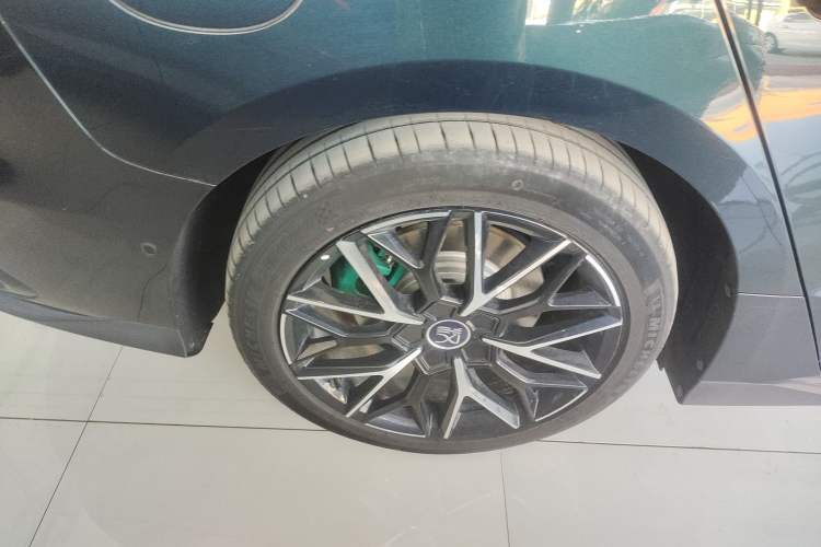 Used BYD Han 2022 EV 610 km All-Wheel-Drive Qianshan Cui Limited Edition Right Rear Wheel Hub