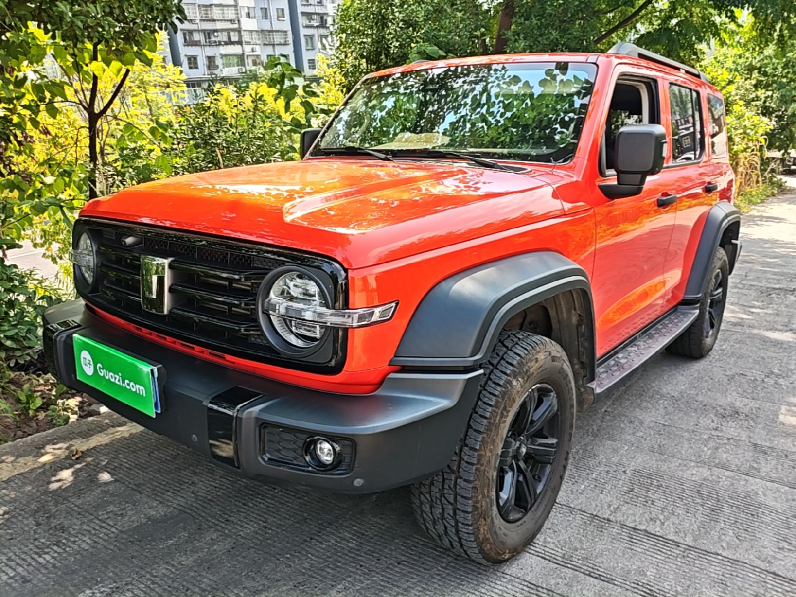 Unter der Vorderseite des Autos