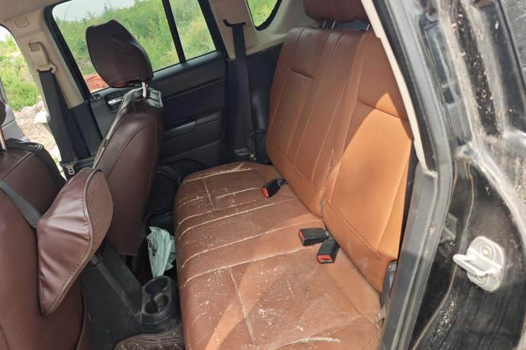 Used Jeep Compass 2014 2.4L four-wheel drive sport version Left Rear Seat