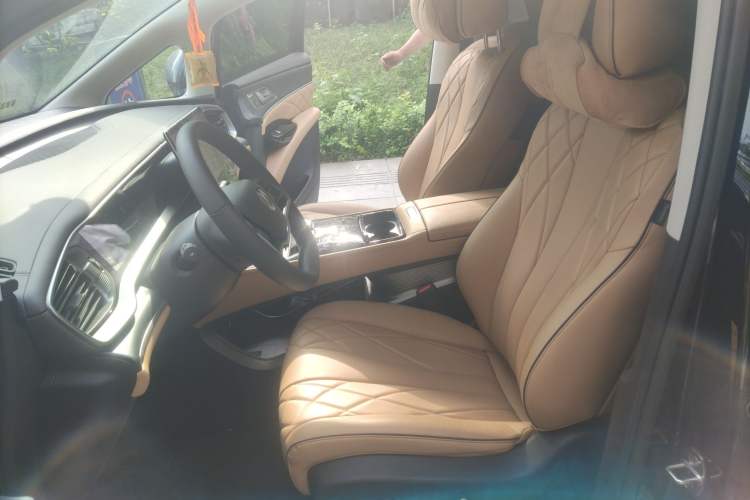 Used Denza D9 2024 DM-i 970 Luxury Model
