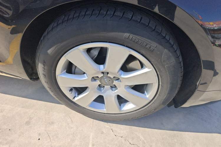 Used Audi A8 2013 A8L 45 TFSI quattro Comfort model Right Front Wheel Hub