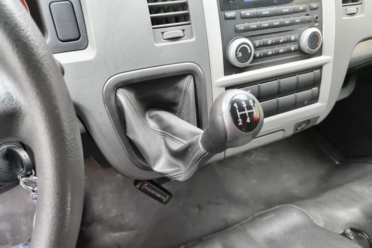 Used Foton Scenic G7 2017 2.0L Short-Wheelbase Commercial Van High Roof 6-Seater 4Q20M
