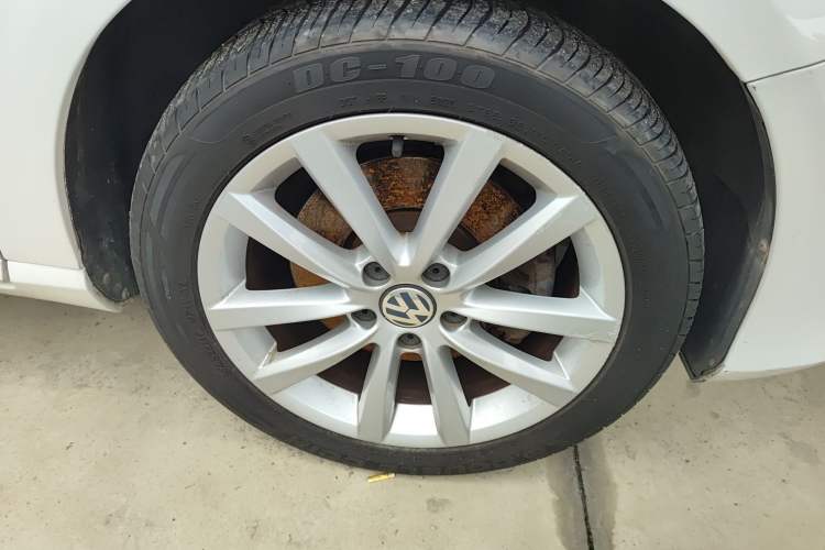 Used Volkswagen Magotan 2012 Travel Edition 2.0 TSI Comfort Version Right Front Wheel Hub