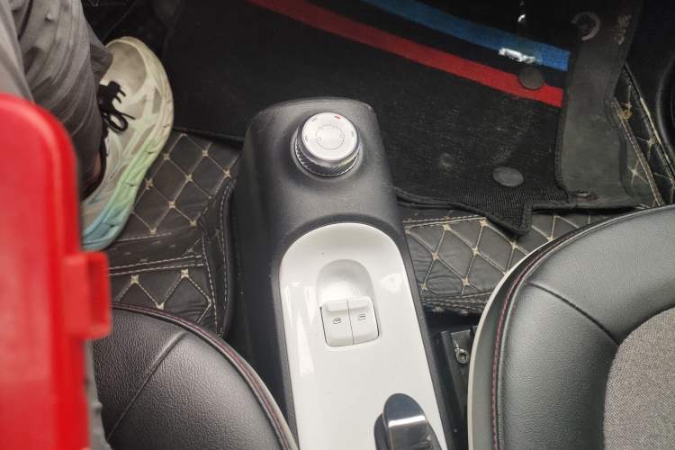 Used Wuling Hongguang MINIEV 2022 GAMEBOY 300km Enthusiast Model with Lithium Iron Phosphate Gear Lever