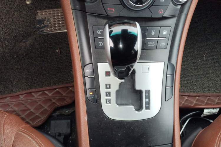 Used Luxgen Great 7 SUV 2011 2.2T Two-Wheel Drive Smart Version Gear Lever