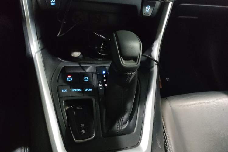 Used Toyota Wildlander 2020 2.0L CVT Two-Wheel Drive Luxury Edition Gear Lever