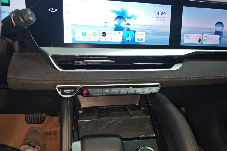 Used Geely Auto Monjaro L 2024 2.0TD High-Power Automatic Two-Wheel Drive Skyline Edition Audio And AC Panel