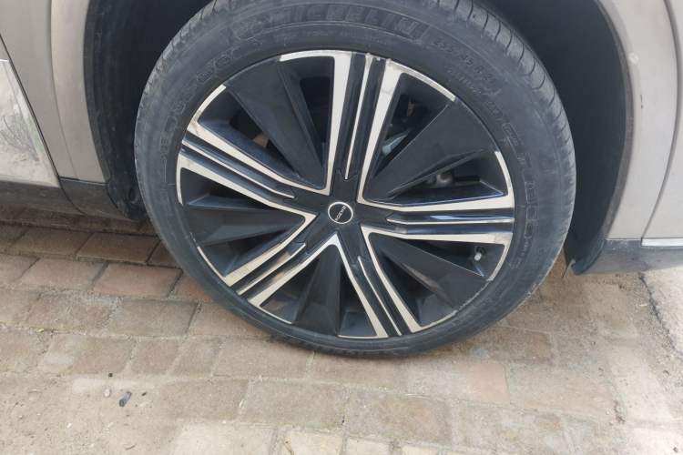 Used Roewe RX9 2023 2.0T Four-Wheel Drive Luxury Edition Right Front Wheel Hub