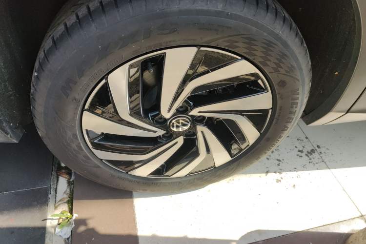 Used Volkswagen Tiguan L 2024 Outstanding Model 300TSI Automatic Two-Wheel Drive Longteng Edition
