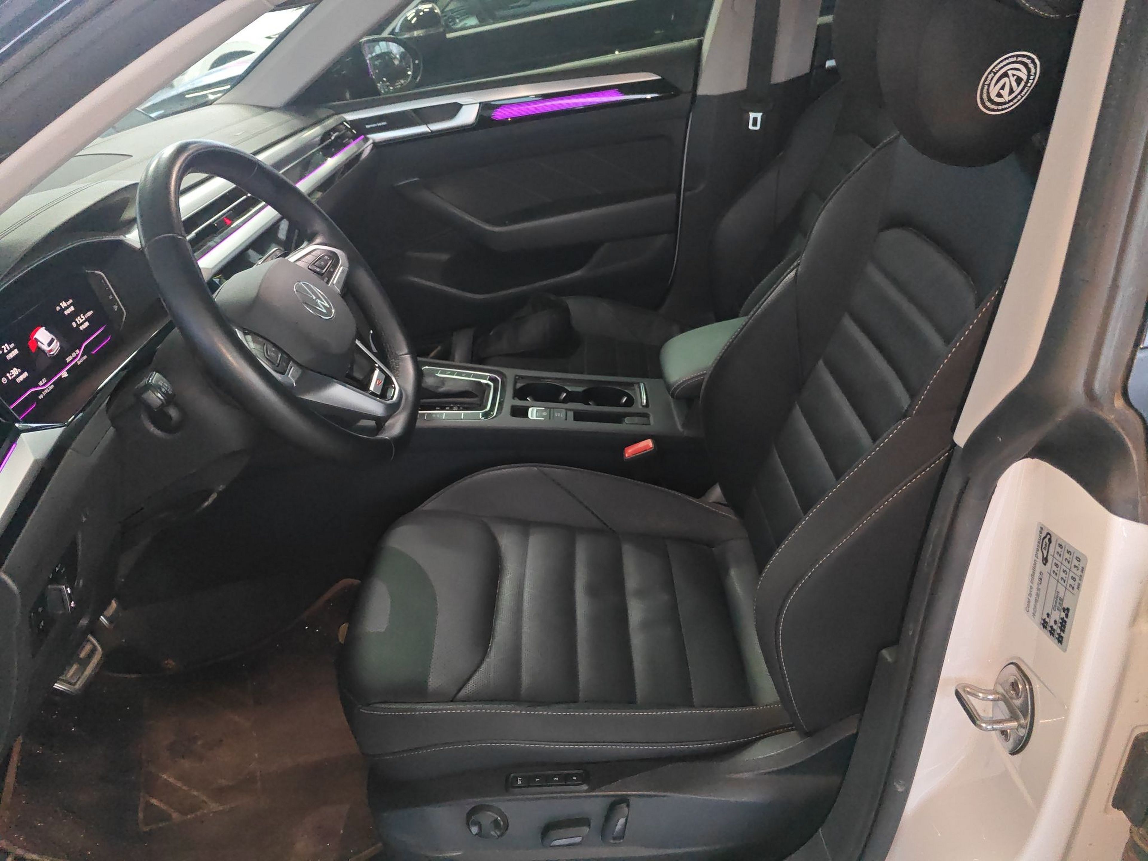 المقاعد الأمامية داخل السيارة