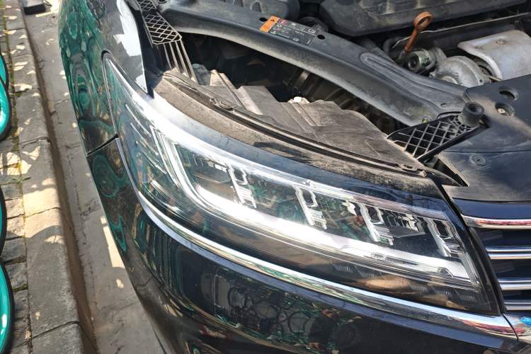 Used Roewe RX5 2016 30T Two-Wheel Drive Automatic Internet Smart Edition Right Front Headlight