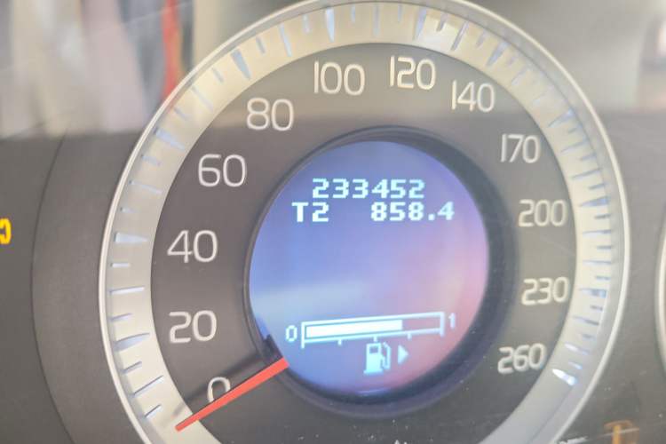 Used Volvo S80L 2009 2.5T ZhiZun Edition Odometer Close Up