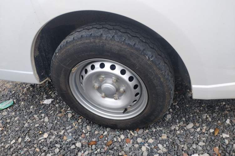 Used Wuling Yangguang 2024 300KM Comfort Version Passenger Van 75kW
