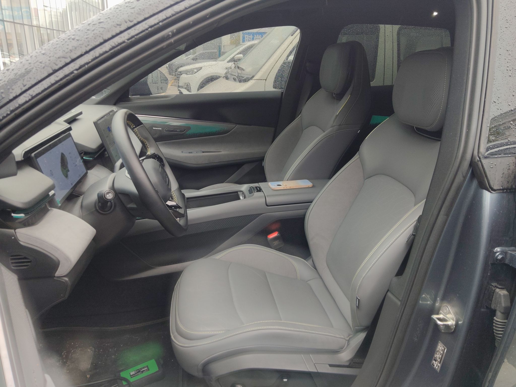 المقاعد الأمامية داخل السيارة