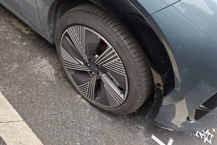 Used Lynk & Co 08 EM-P 2025 220 km All-Wheel-Drive Performance Halo