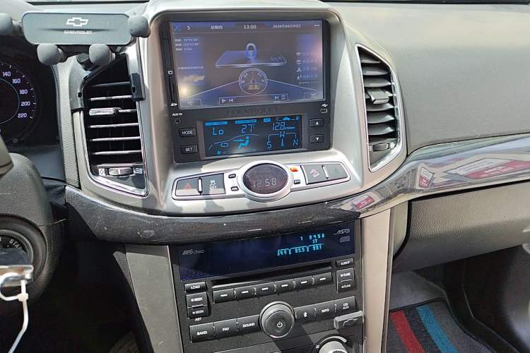 Used Chevrolet Captiva 2012 2.4L 4x4 Flagship Edition 7 Seats Audio And AC Panel