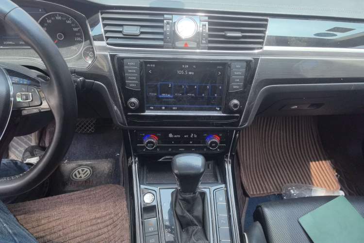 Used Volkswagen Phideon 2016 380TSI Two-Wheel-Drive Supreme Edition Audio And AC Panel