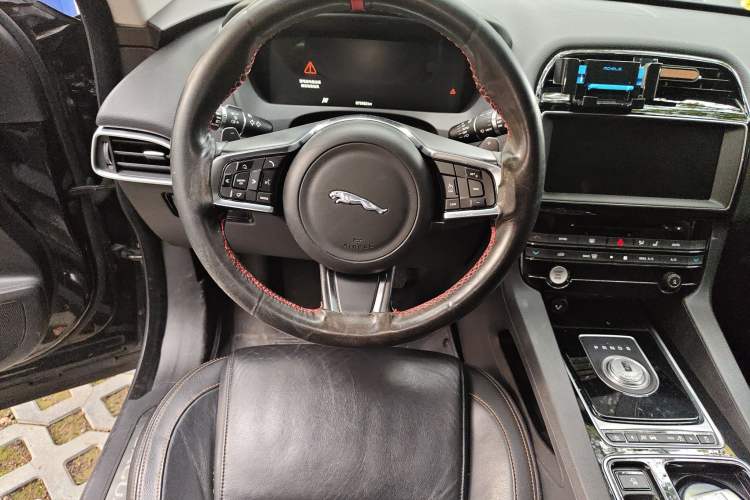 Used Jaguar F-PACE 2018 2.0T Two-Wheel Drive Urban Deluxe Edition
