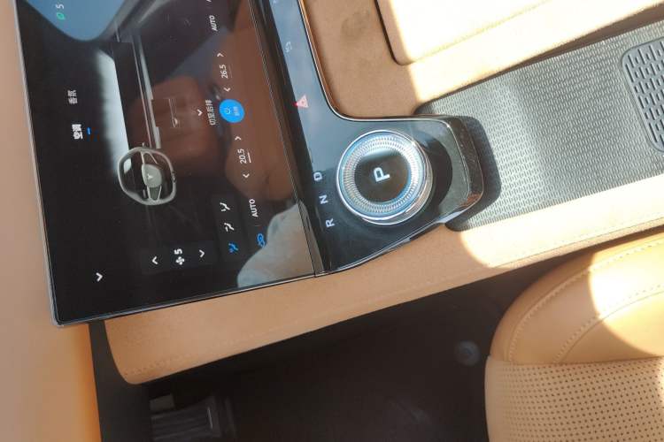 Used VOYAH PASSION 2024 PHEV Four-Wheel Drive Ultra-Long Range Executive Edition Gear Lever