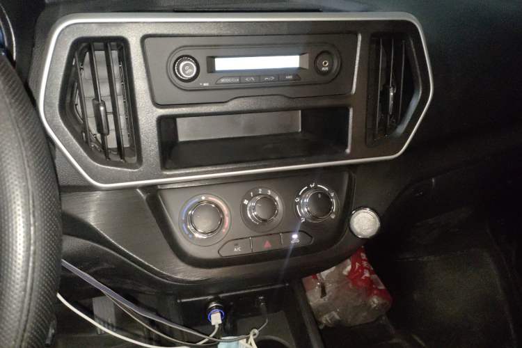 Used CHANGAN KAICHENG Ruixing EM60 2025 Passenger Version Comfort Edition 6 Seats 300 km Range Side-Hinged Doors Audio And AC Panel