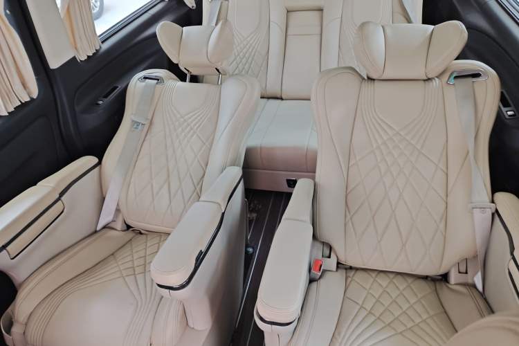 Used Mercedes-Benz Vito 2018 2.0T Elite Version 7 Seats China VI Emission Standard
