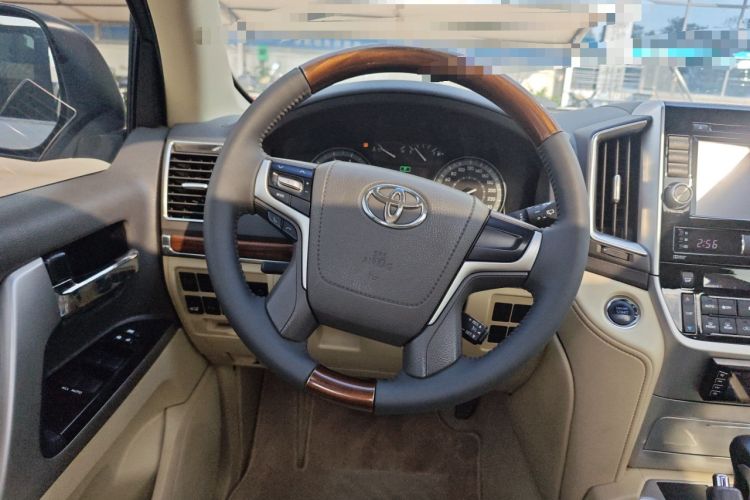 Used Toyota Land Cruiser 2015 4.6L V8 Middle East Limited Edition Steering Wheel